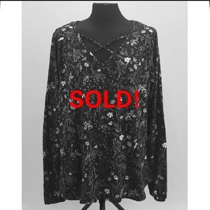 NWT Daytrip The Buckle Womens Black Floral Blouse